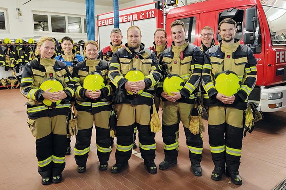 Wiebke Eßig (vorne von links), Carina Krüger, Elias Odau, Tobias Techen und Karl-Friedrich Boy haben ihre Truppmannausbildung erfolgreich abgeschlossen. Darüber freuen sich auch Wehrführer Fabian Post und sein Stellvertreter Sascha Klink sowie die Ausbilder Kristin Krüger und Mirco Babin.