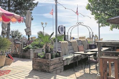 Das Milloncino an der Grömitzer Kurpromenade begeistert mit mediterranem Flair und entspanntem Ostseeblick. Die kürzlich umgestaltete Außenterrasse im Ibiza-Style bietet Platz für 220 Gäste und den perfekten Sonnenuntergang.