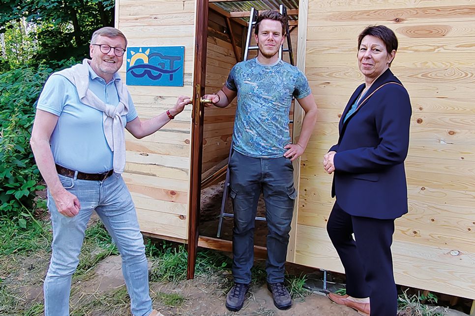 Bürgermeister Sven Partheil-Böhnke (links), Biologie-Lehrer Philipp Pern und die Direktorin des Maritim Seehotels, Manja Brandt, vor dem neuen, selbstgebauten Gartenhaus. Noch fehlt der Boden, der aber noch hinzukommt.