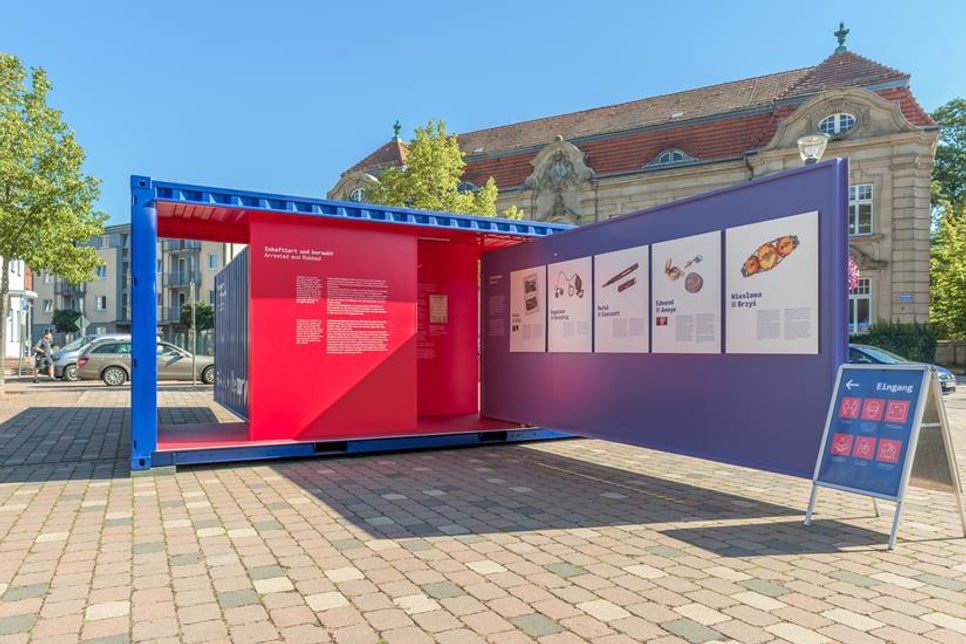 Zu sehen ist die Ausstellung in einem aufklappbaren Übersee-Container auf dem Neustädter Marktplatz.