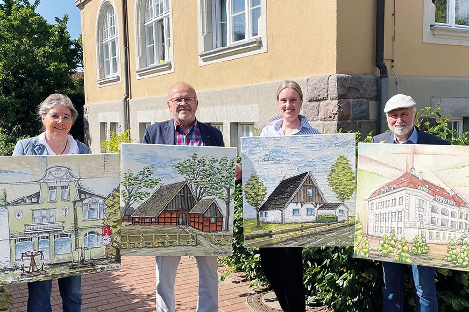 Von links: Karin Klindwort (li.), Dietrich Klindwort (beide Vorstandsmitglieder des Fördervereins des Museums), Judith Ohrtmann (Museums- und Kulturmanagerin der Stadt Bad Schwartau) und Wolfgang Scharf (re., Vorstandsmitglied des Fördervereins des Museums).