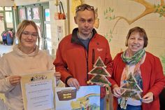 Bereits zum sechsten Mal konnte der SPD Ortsverein der ev. Kindertagesstätte ein Kamishibai überreichen. Udo Schirmacher als Vorleser und Angela Hüttmann als SPD Ortsvereinsvorsitzende überreichten nach dem Vorlesen die Teilnahmeurkunde zum Aktionstag und das Kamishibai „Arche Noah“ an die Erzieherin Leonie Schmidt.