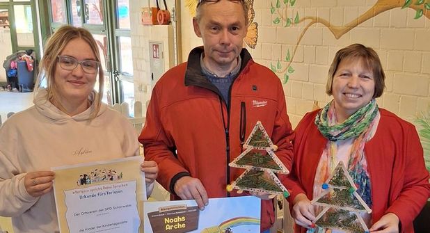 Bereits zum sechsten Mal konnte der SPD Ortsverein der ev. Kindertagesstätte ein Kamishibai überreichen. Udo Schirmacher als Vorleser und Angela Hüttmann als SPD Ortsvereinsvorsitzende überreichten nach dem Vorlesen die Teilnahmeurkunde zum Aktionstag und das Kamishibai „Arche Noah“ an die Erzieherin Leonie Schmidt.