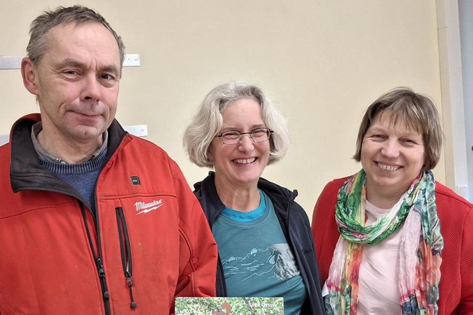 Die Erzieherin Birte Wolter vom Waldkindergarten am Bungsberg freut sich sehr über das neue „Erkundungsbuch“ von Lauri Laubfrosch. Udo Schirmacher und Angela Hüttmann vom SPD Ortsverein waren gerne zum Vorlesen gekommen.