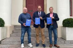 Heiko Haase vom gemeinnützigen Verein „Ostholstein hilft“, Bürgermeister Mirko Spieckermann und Dr. Andre Kröncke, Leiter der Organisation „Notarzt Börse“ (v. lks.).