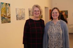 Am vergangenen Donnerstag wurde die Ausstellung „Norddeutsch. Bunt.“ von der Künstlerin Susanne Maining (re.) durch Anke Kessenich, Leiterin des Hans-Ralfs-Hauses für Kunst und Kultur, eröffnet.