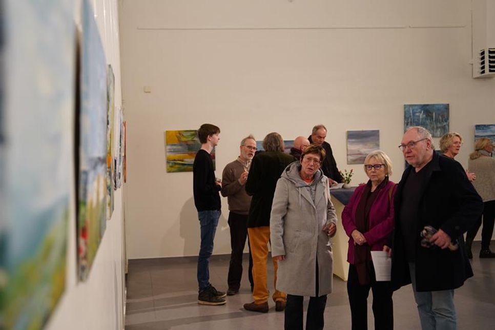 Zahlreiche Gäste erschienen am Eröffnungsabend, um sich die typisch norddeutsche Landschaft in den teils abstrakten, teils realistischen Bildern anzusehen.