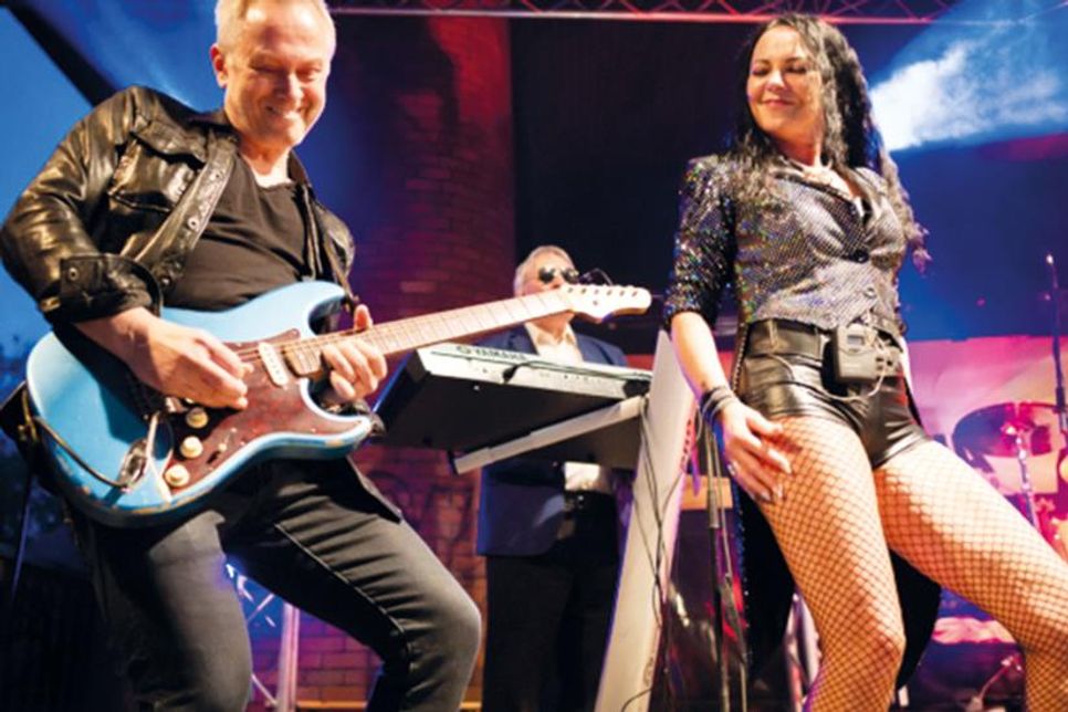 „Rena - die Band“ sorgt am Freitagabend für beste Stimmung im Festzelt.