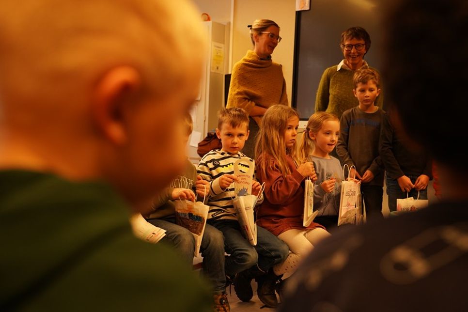Stolz nahmen die Kinder die schön gestalteten Tüten in Empfang.
