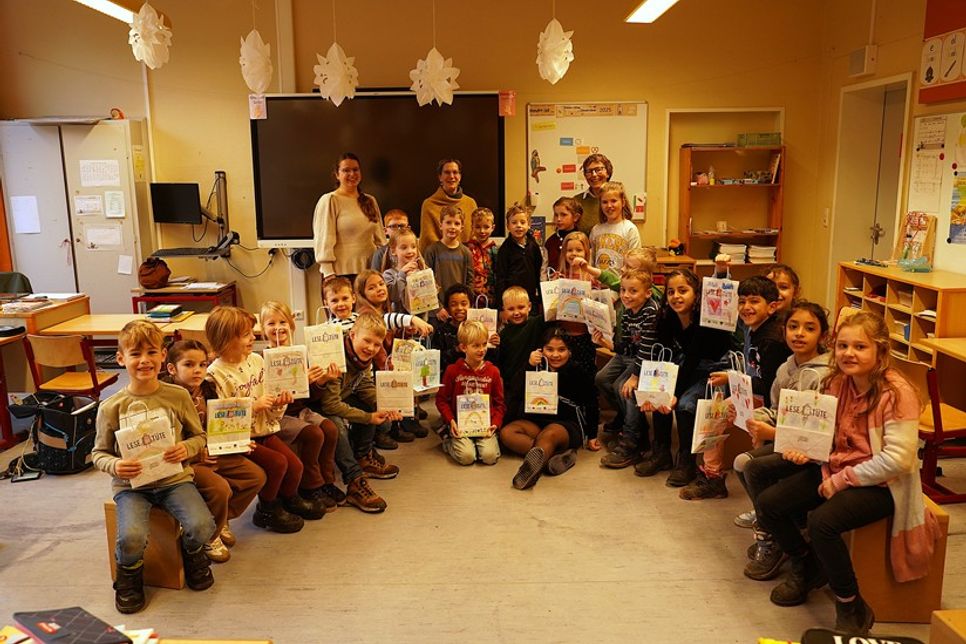 Die Kinder der 1 f in Neustadt freuten sich über ihre Lesetüten.