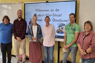 Patrick Mattus (IT-Verwaltungskraft), Jan Bleck (Digitalbeauftragter der Grundschule), Doris Cwiertnia-Jürs (Schulleitung), Merle Kloth (Verwaltungskraft Amt OH-Mitte), Nico Hamer (Schulverbandsvorsteher) und Angela Hüttmann (Schulverbandsmitglied und stellv. Bürgermeisterin der Gemeinde Schönwalde; v. lks.). bei der offiziellen Übergabe der Smartboards.