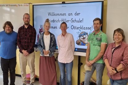 Patrick Mattus (IT-Verwaltungskraft), Jan Bleck (Digitalbeauftragter der Grundschule), Doris Cwiertnia-Jürs (Schulleitung), Merle Kloth (Verwaltungskraft Amt OH-Mitte), Nico Hamer (Schulverbandsvorsteher) und Angela Hüttmann (Schulverbandsmitglied und stellv. Bürgermeisterin der Gemeinde Schönwalde; v. lks.). bei der offiziellen Übergabe der Smartboards.