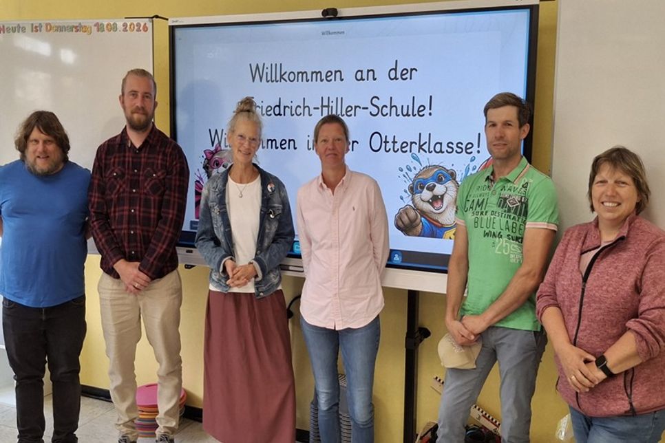 Patrick Mattus (IT-Verwaltungskraft), Jan Bleck (Digitalbeauftragter der Grundschule), Doris Cwiertnia-Jürs (Schulleitung), Merle Kloth (Verwaltungskraft Amt OH-Mitte), Nico Hamer (Schulverbandsvorsteher) und Angela Hüttmann (Schulverbandsmitglied und stellv. Bürgermeisterin der Gemeinde Schönwalde; v. lks.). bei der offiziellen Übergabe der Smartboards.