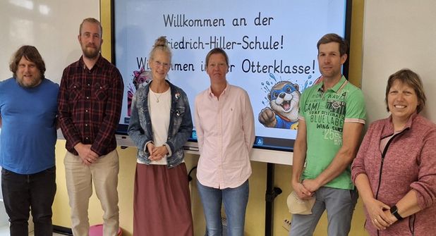 Patrick Mattus (IT-Verwaltungskraft), Jan Bleck (Digitalbeauftragter der Grundschule), Doris Cwiertnia-Jürs (Schulleitung), Merle Kloth (Verwaltungskraft Amt OH-Mitte), Nico Hamer (Schulverbandsvorsteher) und Angela Hüttmann (Schulverbandsmitglied und stellv. Bürgermeisterin der Gemeinde Schönwalde; v. lks.). bei der offiziellen Übergabe der Smartboards.