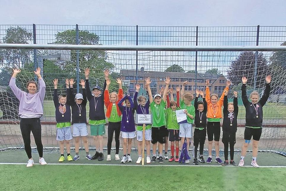 Jede Menge gute Laune hatten die teilnehmenden Kinder und die Organisatorin Kristin Aissen (lks.) auch bei der Siegerehrung. (Foto: GGS Lensahn)