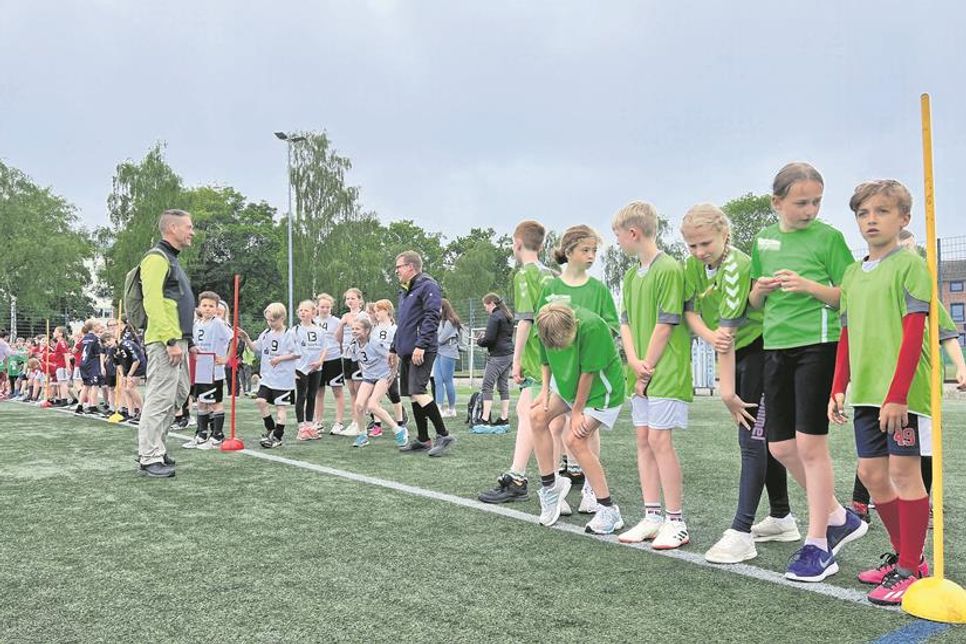 Die Kinder erwarten aufgeregt den Startschuss zum 7-Minuten-Ausdauerlauf.