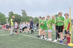 Die Kinder erwarten aufgeregt den Startschuss zum 7-Minuten-Ausdauerlauf.