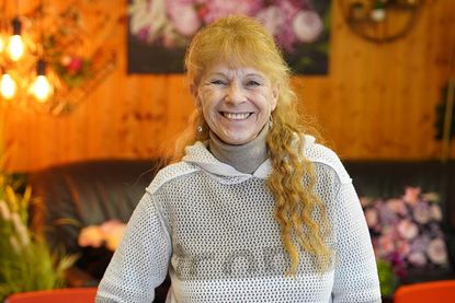 Gisela Vering ist das Gesicht des „Treffs“ und täglich bis in die Abendstunden vor Ort. Sie heißt alle Kinder und Jugendlichen herzlich Willkommen im Treff und betont: „Bei uns wird Freizeit gestaltet, es werden Kompetenzen gefördert, wir bereichern uns gegenseitig und lernen voneinander. Das Treff bietet außerdem Orientierung und Halt und ist da, wenn die Kinder und Jugendlichen es brauchen.“