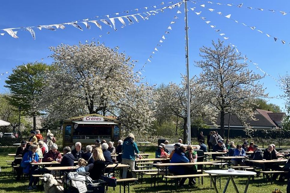 Auf der Veranstaltungswiese war das Holzbudendorf aufgebaut. Neben Musik gab es hier auch leckere Speisen und Getränke.