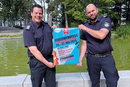 Wehrführer Nils Bäumer und sein Stellvertreter Matthias Rahn freuen sich auf das dreitägige Sommerfest der Timmendorfer Feuerwehr.