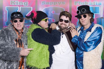 Am Samstagabend präsentiert die Feuerwehr Timmendorfer Strand mit der Partyband „King Seppys Flokatis“ einen neuen Live-Act.