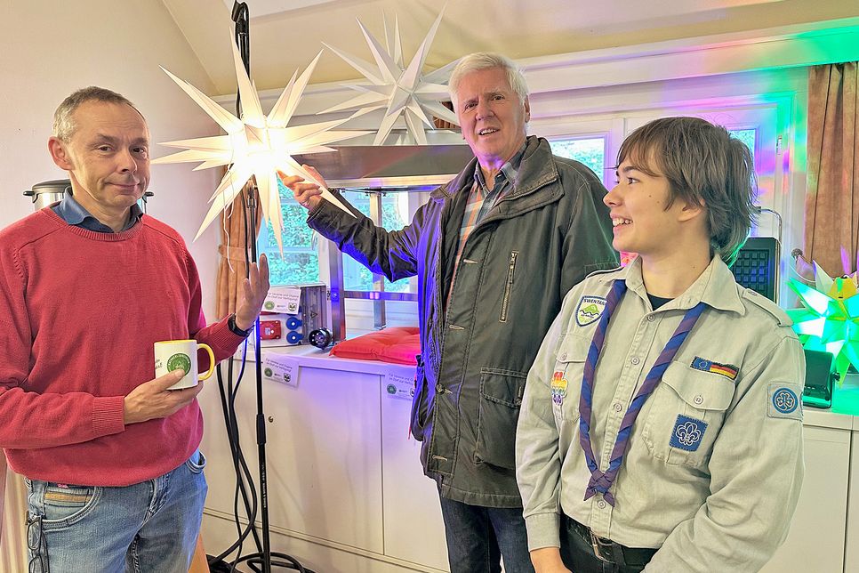 Udo Schirmacher und Rudi Hoffmann vom Kirchengemeinderat haben sich intensiv mit einer verkehrssicheren Ausleuchtung des Pfarr-hofs befasst.