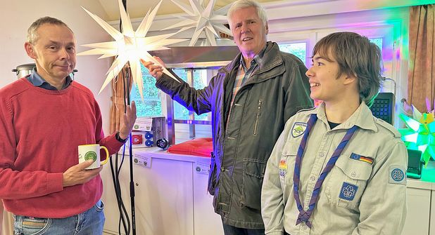 Udo Schirmacher und Rudi Hoffmann vom Kirchengemeinderat haben sich intensiv mit einer verkehrssicheren Ausleuchtung des Pfarr-hofs befasst.