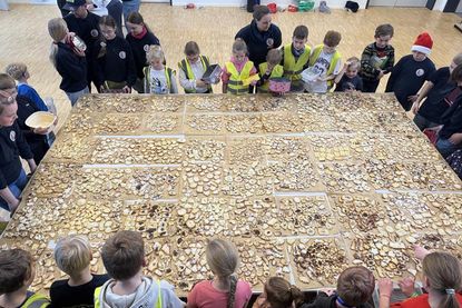 Unzählige Weihnachtskekse wurden von den Nachwuchsfeuerwehrkräften der Kinderfeuerwehr und der Jugendfeuerwehr ausgestochen und dekoriert.