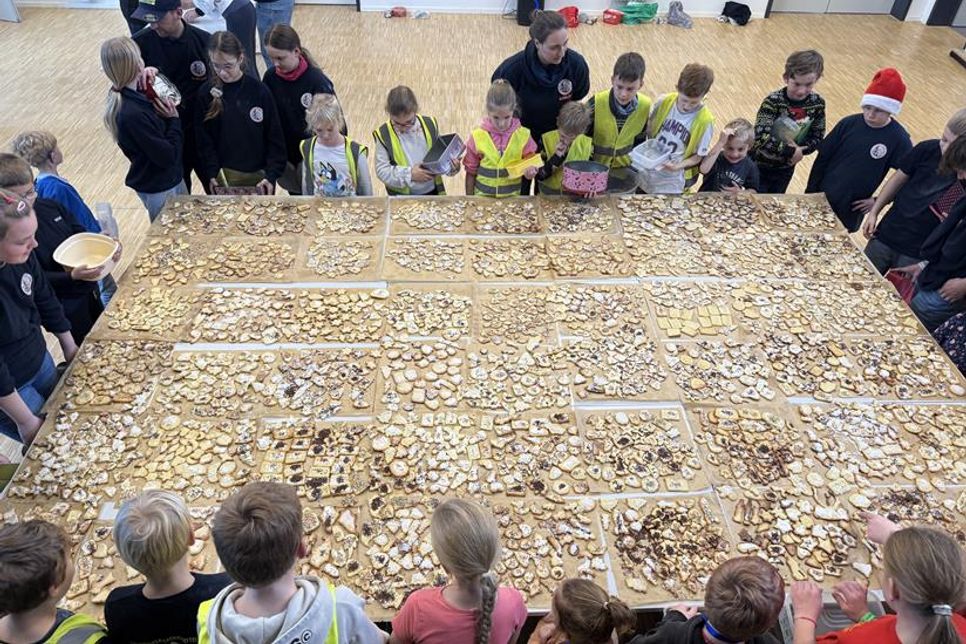 Unzählige Weihnachtskekse wurden von den Nachwuchsfeuerwehrkräften der Kinderfeuerwehr und der Jugendfeuerwehr ausgestochen und dekoriert.