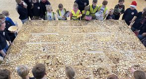 Unzählige Weihnachtskekse wurden von den Nachwuchsfeuerwehrkräften der Kinderfeuerwehr und der Jugendfeuerwehr ausgestochen und dekoriert.