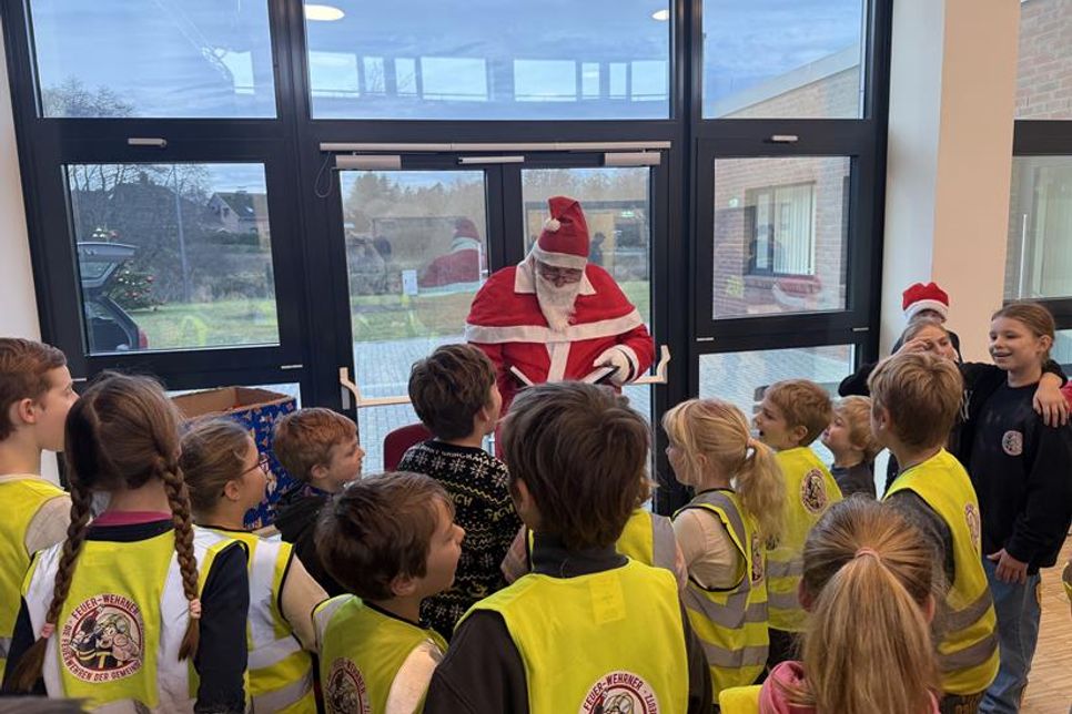 Der Weihnachtsmann überraschte mit seinem Besuch.