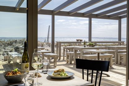 Im Sommer sitzt man auf der Terrasse des Beachhouses direkt am Strand.
