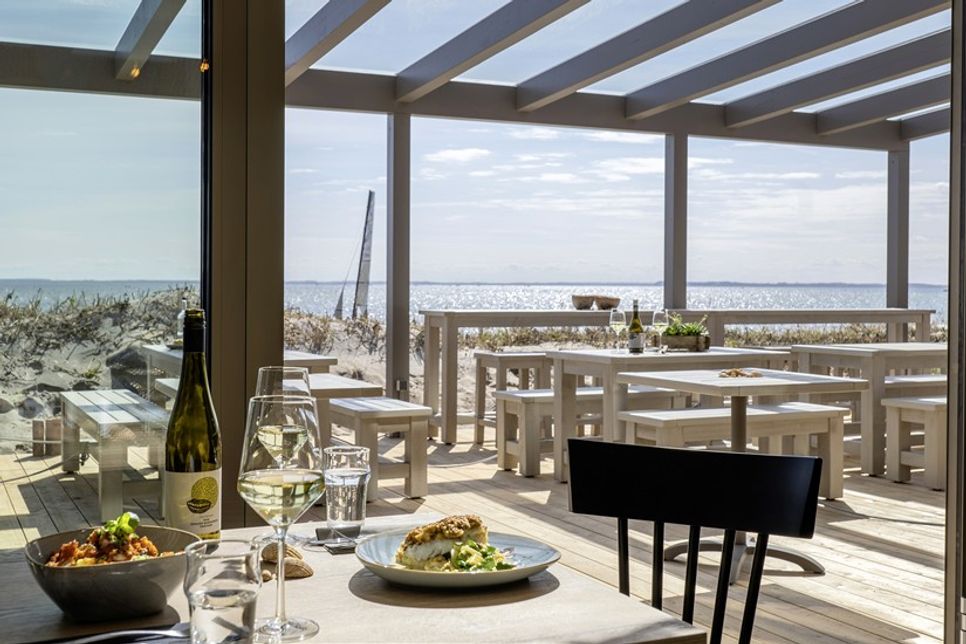 Im Sommer sitzt man auf der Terrasse des Beachhouses direkt am Strand.