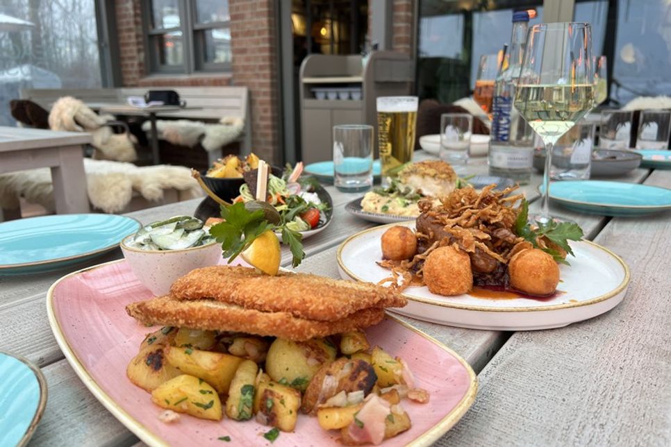Auf der neuen Holsteiner Gourmetkarte stehen köstliche Klassiker, wie Schnitzel mit Bratkartoffeln, Rinderrouladen und gebratener Dorsch.