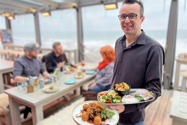 Restaurantleiter Luis Rodriguez präsentiert zwei Gerichte von der Holsteiner Gourmetkarte: köstliche Rinderrouladen und Matjes nach Hausfrauenart.