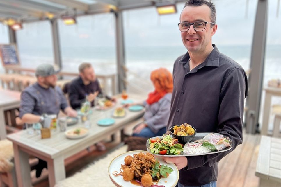 Restaurantleiter Luis Rodriguez präsentiert zwei Gerichte von der Holsteiner Gourmetkarte: köstliche Rinderrouladen und Matjes nach Hausfrauenart.