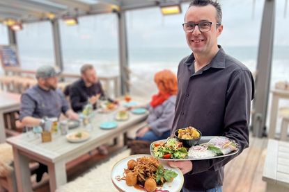 Restaurantleiter Luis Rodriguez präsentiert zwei Gerichte von der Holsteiner Gourmetkarte: köstliche Rinderrouladen und Matjes nach Hausfrauenart.