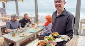 Restaurantleiter Luis Rodriguez präsentiert zwei Gerichte von der Holsteiner Gourmetkarte: köstliche Rinderrouladen und Matjes nach Hausfrauenart.