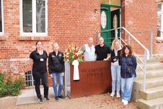 Manja Krausche (v.li.), Leiterin der Gedenkstätte Ahrensbök, Melanie Helmig vom FC St. Pauli Vereinsmuseum, Daniel Hettwich, Vorsitzender des Trägervereins, Oke Göttlich, Präsident des FC St. Pauli, Natascha Clasen, Koordinatorin Soziales Engagement, und Stephanie Gonçalves Norberto, Leiterin des Nachwuchsleistungszentrums.