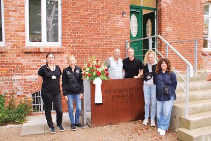 Manja Krausche (v.li.), Leiterin der Gedenkstätte Ahrensbök, Melanie Helmig vom FC St. Pauli Vereinsmuseum, Daniel Hettwich, Vorsitzender des Trägervereins, Oke Göttlich, Präsident des FC St. Pauli, Natascha Clasen, Koordinatorin Soziales Engagement, und Stephanie Gonçalves Norberto, Leiterin des Nachwuchsleistungszentrums.