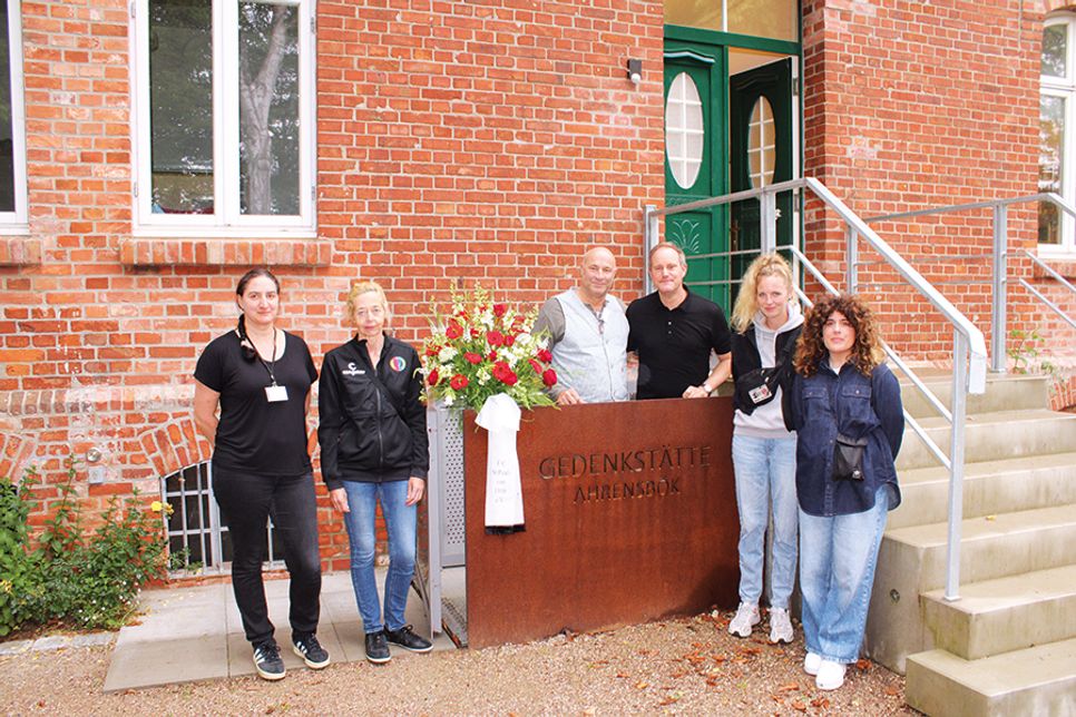 Manja Krausche (v.li.), Leiterin der Gedenkstätte Ahrensbök, Melanie Helmig vom FC St. Pauli Vereinsmuseum, Daniel Hettwich, Vorsitzender des Trägervereins, Oke Göttlich, Präsident des FC St. Pauli, Natascha Clasen, Koordinatorin Soziales Engagement, und Stephanie Gonçalves Norberto, Leiterin des Nachwuchsleistungszentrums.