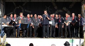 Der „Grömitzer Shantychor“ nimmt die Zuhörer mit auf eine musikalische Seefahrt.