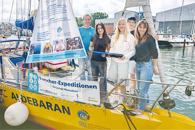 Deutsche Meeresstiftung war zu Gast in Niendorf/Ostsee: Junge Forscherinnen aus Stuttgart forschen an unsichtbaren Sauerstoffproduzenten der Ostsee