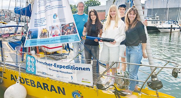 Deutsche Meeresstiftung war zu Gast in Niendorf/Ostsee: Junge Forscherinnen aus Stuttgart forschen an unsichtbaren Sauerstoffproduzenten der Ostsee