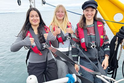 Deutsche Meeresstiftung war zu Gast in Niendorf/Ostsee: Junge Forscherinnen aus Stuttgart forschen an unsichtbaren Sauerstoffproduzenten der Ostsee
