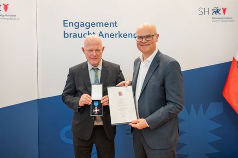Walter Hemmerling (links) erhielt den Landesverdienstorden aus den Händen von Umweltminister Tobias Goldschmidt.