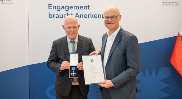 Walter Hemmerling (links) erhielt den Landesverdienstorden aus den Händen von Umweltminister Tobias Goldschmidt.