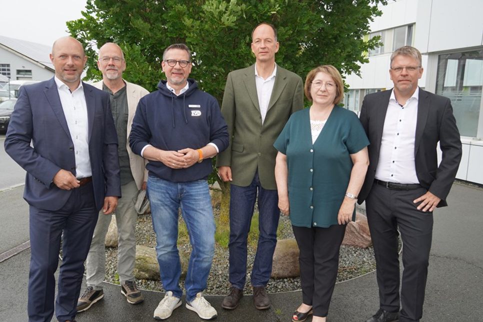 Sven Bäumler, Geschäftsführer ZVO Energie GmbH, Torsten Hindenburg, Geschäftsbereichsleiter Breitband, Holger Kroll, Stabsstellenleiter Nachhaltigkeit und Kreisläufe, Wilhelm Winkelmann, Geschäftsbereichsleiter Abfallwirtschaft, Hanna Liedtke, Geschäftsbereichsleiterin Entwässerung, Frank Spreckels, Verbandsvorsteher (v. lks.).