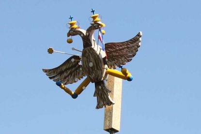Ein neuer Holzvogel wartet darauf, einen Gildebruder zum König zu machen.