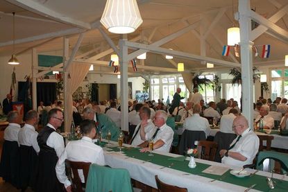 Geselliges Beisammensein in der Gildehalle.